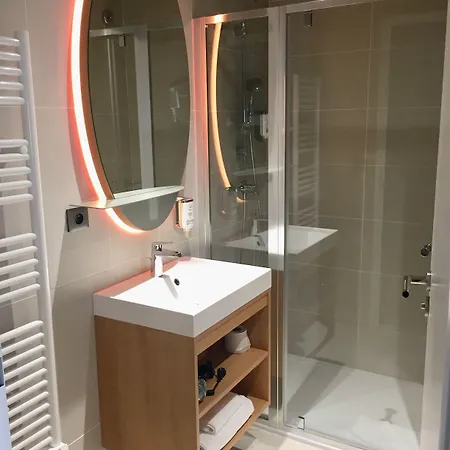 Adagio Access Centre 3*